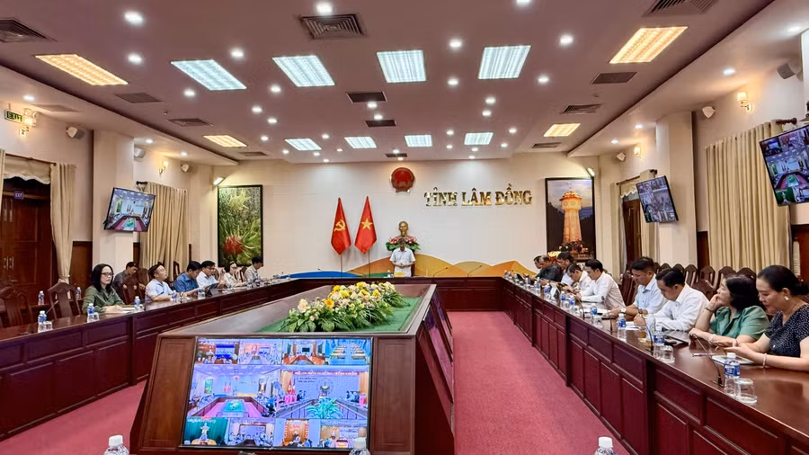 Toàn cảnh buổi họp trực tuyến. 1786546915201-2287941898850028344-167460553727296682-dfb657a923b1f01841d5ec2230548592.jpg