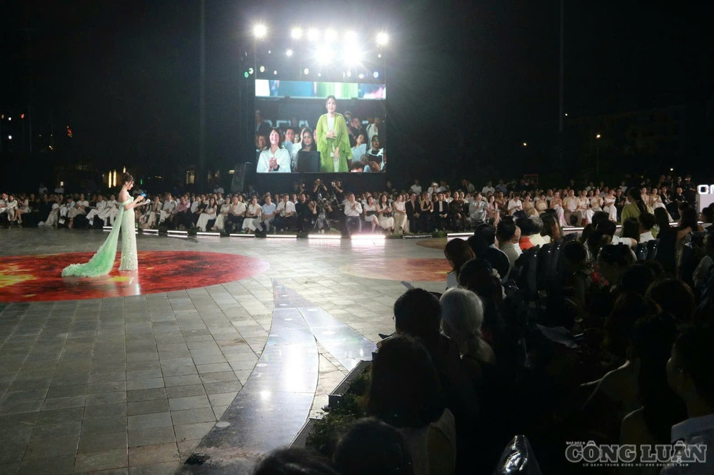 Vietnam Beauty Fashion Fest XVI diễn ra trên sân khấu ngoài trời bên bờ biển. clo_br_1000243425.jpg
