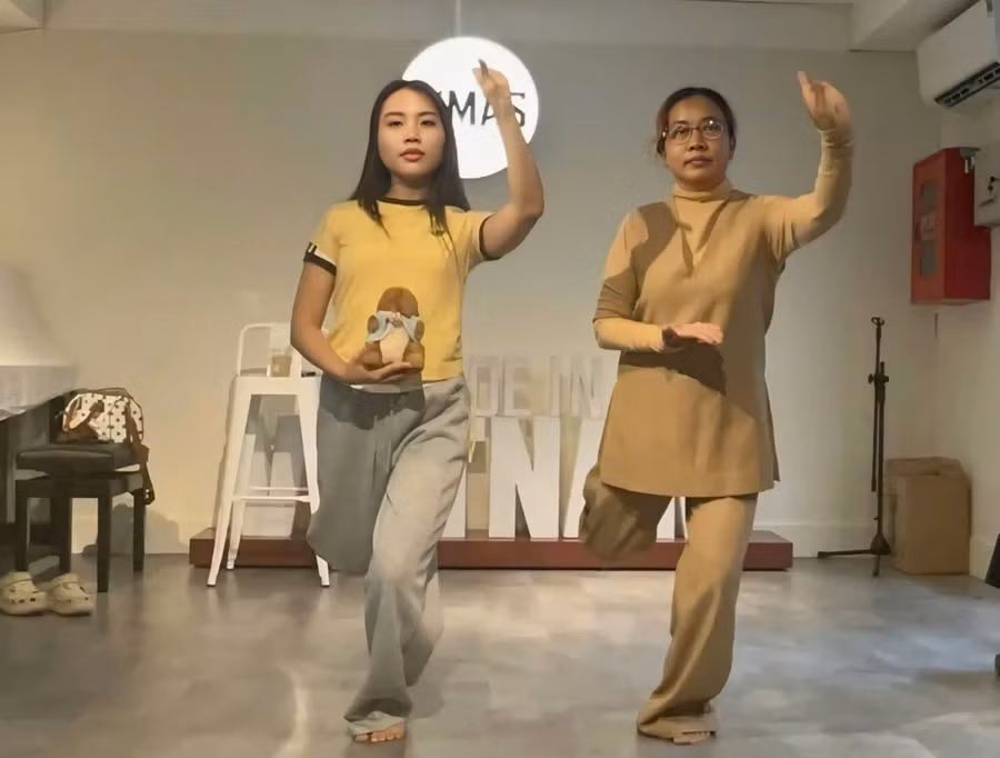 Ths Thạch Thị Út hướng dẫn Phương Mỹ Chi múa. 64f61953-ed27-4c63-b3e2-61c042641bb8-9153.jpg