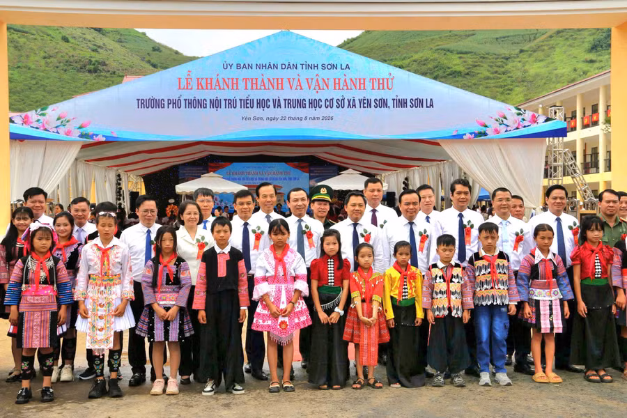 Lãnh đạo tỉnh Sơn La chụp ảnh lưu niệm với thầy và trò nhà trường. thay-tro-vui-mung-co-truong-hoc-4.jpg