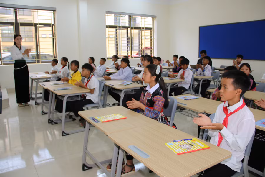 Cô và trò được dạy, học trong ngôi trường mới khang trang. thay-tro-vui-mung-co-truong-hoc-2.jpg