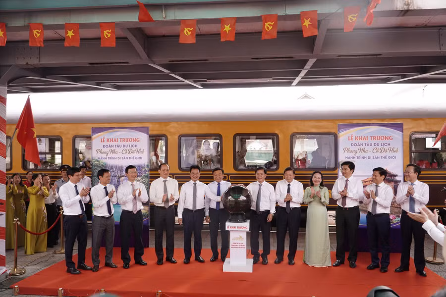 Nghi thức khai trương đoàn tàu du lịch. 1000027356.jpg