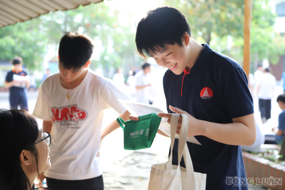 Trong khi tâm lý xã hội vẫn coi học THPT là lựa chọn phổ biến, việc hạn chế chỉ tiêu có thể khiến cạnh tranh vào lớp 10 gay gắt hơn, từ đó làm tăng áp lực thi cử, học thêm và dạy thêm. clo_br_img-2482.jpg