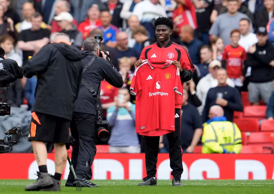 Carlos Baleba được giới thiệu trước CĐV Man Utd tại Old Trafford, một trong những hình ảnh tiêu biểu cho mùa hè mua sắm kỷ lục của Ngoại hạng Anh. Ảnh: Reuters. chuyen-nhuong.jpg