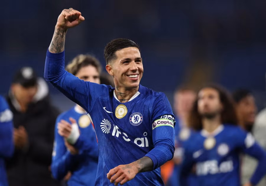 Enzo Fernandez trở thành thương vụ đắt giá nhất hè 2026 khi Man City chi 125 triệu bảng mua anh từ Chelsea, đồng thời san bằng kỷ lục chuyển nhượng bóng đá Anh. Ảnh: Reuters. chuyen-nhuong-1.jpg