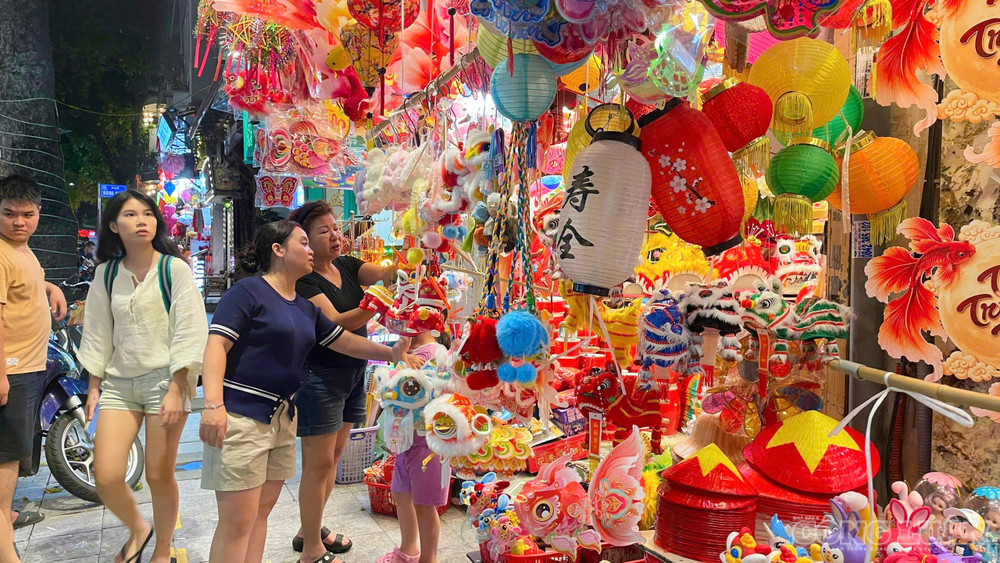 Gian hàng bán đồ chơi Trung thu thu hút người dân, các bạn trẻ tới tham quan và mua sắm clo_br_1788273020867-5353068149086228917-5353068149086228917-f4cac9779373d9b417d9bebfd906e55d.jpg
