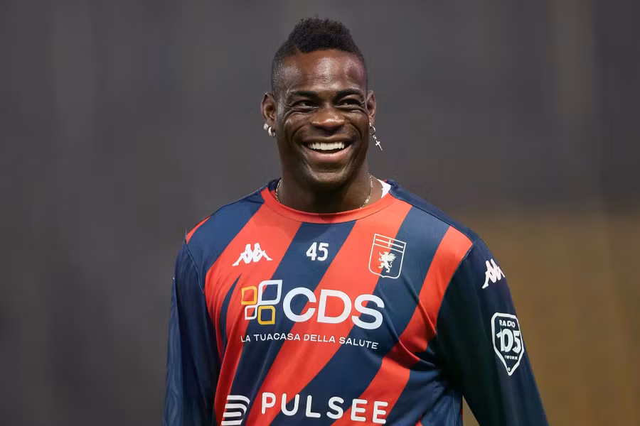 Tiền đạo Mario Balotelli từng khiến Ngoại hạng Anh vừa mê vừa ngán bởi cá tính mạnh trong màu áo Man City và Liverpool. Sau thời kỳ đỉnh cao, chân sút người Ý trở thành 'gã du mục' với hàng loạt điểm dừng như Brescia, Monza, Sion, Genoa hay Adana Demirspor. Ở tuổi 36, Balotelli đã rời xa sân khấu lớn và hiện chơi cho Al-Ittifaq tại UAE, nơi anh ghi 6 bàn mùa trước. Ảnh: Getty. 3-4157.jpg