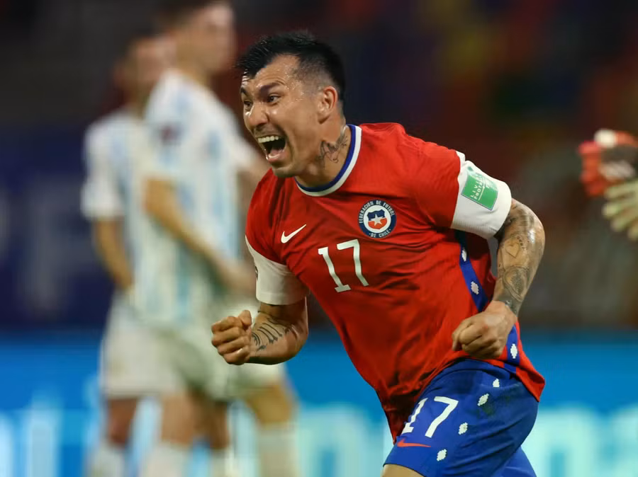 Tiền vệ phòng ngự Gary Medel từng có 1 mùa chơi cho Cardiff City tại Ngoại hạng Anh 2013-2014. Cầu thủ Chile ra sân 35 trận nhưng không thể giúp đội bóng xứ Wales tránh xuống hạng. Sau đó, Medel tiếp tục chu du qua Inter Milan, Besiktas, Bologna và Vasco da Gama. Ở tuổi 39, cựu tuyển thủ có 161 lần khoác áo Chile đã trở về quê nhà thi đấu cho Universidad Catolica. Ảnh: Reuters. 2021-chiles-gary-medel-celebrates-657152444.jpg