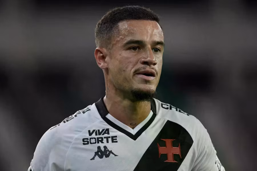 Tiền vệ Philippe Coutinho từng thăng hoa trong màu áo Liverpool với 54 bàn qua 201 trận, trước khi sang Barcelona với giá 142 triệu bảng năm 2018. Thương vụ bom tấn không mang lại thành công như kỳ vọng, mở ra hành trình qua Bayern Munich, Aston Villa, Al-Duhail rồi Vasco da Gama. Sau 7 tháng không thi đấu, cầu thủ 34 tuổi vừa trở lại Brazil khoác áo Santos, sát cánh cùng người bạn Neymar. Ảnh: Getty 1-673.jpg