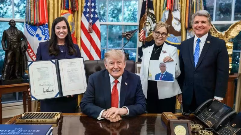 Tổng thống Donald Trump và các cộng sự.
