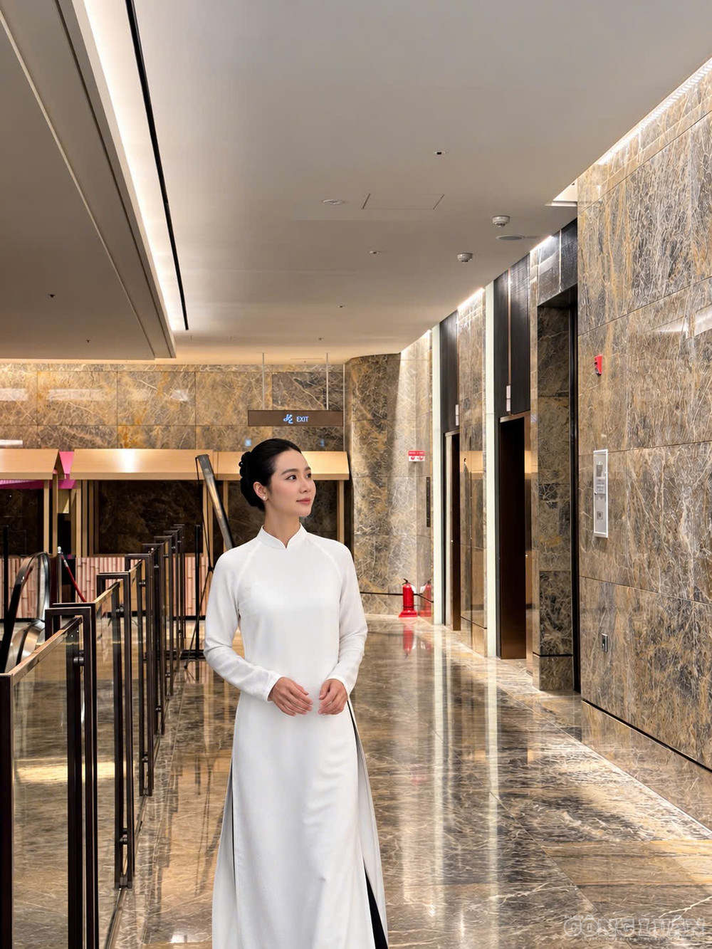 Huyền Lizzie xuất hiện trong tà áo dài trắng tại sự kiện ra mắt phim. Ảnh: Diệu Linh clo_br_q1.jpg