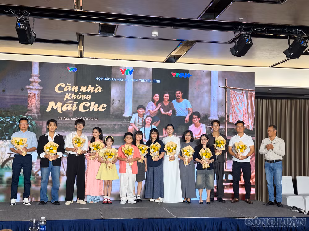 Ê-kíp cùng dàn diễn viên "Căn nhà không mái che" tại buổi họp báo ra mắt phim. Ảnh: Diệu Linh clo_br_7236b7d9-adb4-4e7d-afbe-a62b2086db2f.png