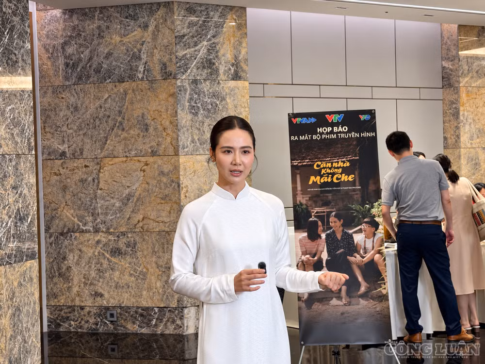 Huyền Lizzie chia sẻ tại họp báo ra mắt phim "Căn nhà không mái che" chiều 5/10 tại Hà Nội. Ảnh: Diệu Linh clo_br_f75a7e7c-a7e1-49c5-a600-79a23d4fa17a.png