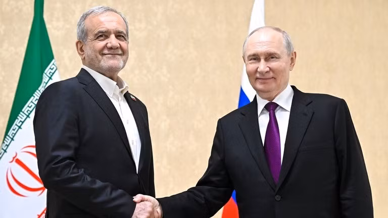Tổng thống Nga Vladimir Putin (phải) và Tổng thống Iran Masoud Pezeshkian.