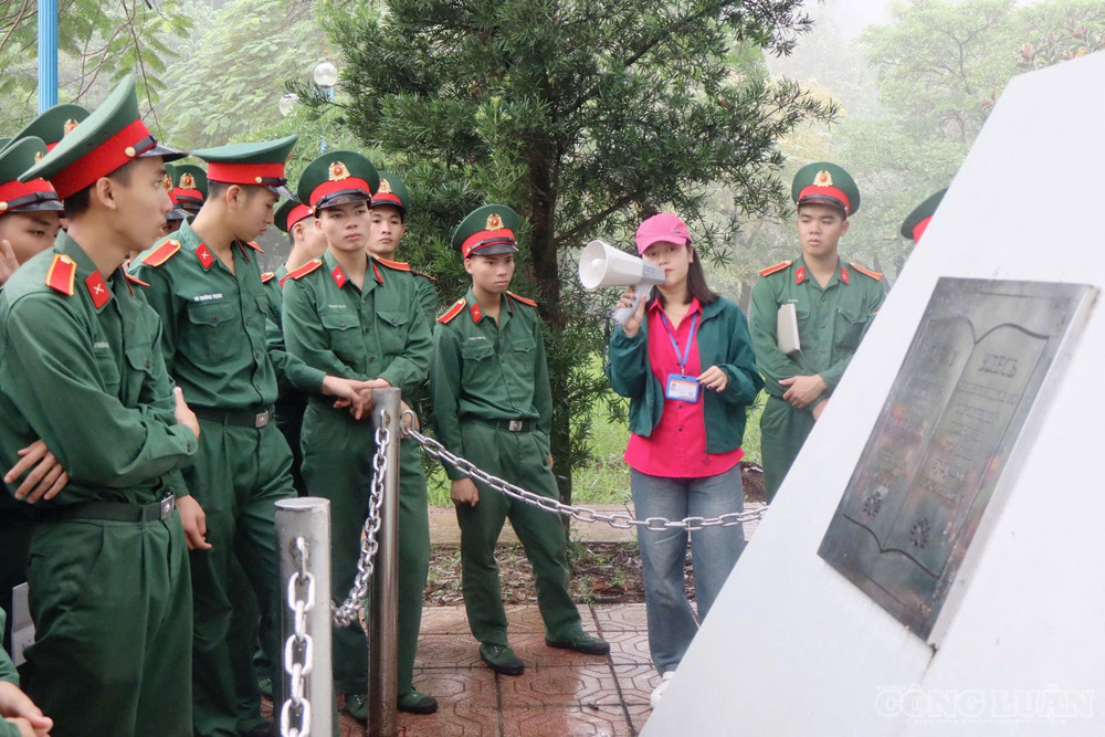 Hướng dẫn viên giới thiệu khu vực lưu giữ “Bức thư thế kỷ” gửi hậu thế, dự kiến được mở vào ngày 1/1/2100. clo_br_img-8343.jpg