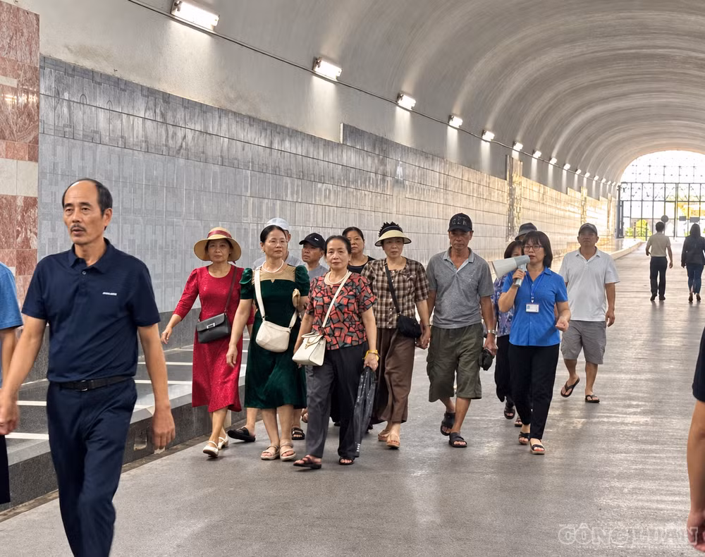Một đoàn khách theo hướng dẫn viên tiến vào khu vực nhà máy. Các nhóm tham quan di chuyển theo tuyến và được phổ biến quy định an toàn clo_br_d3dfd650-742f-4e92-9d89-c1c5381c2556.png