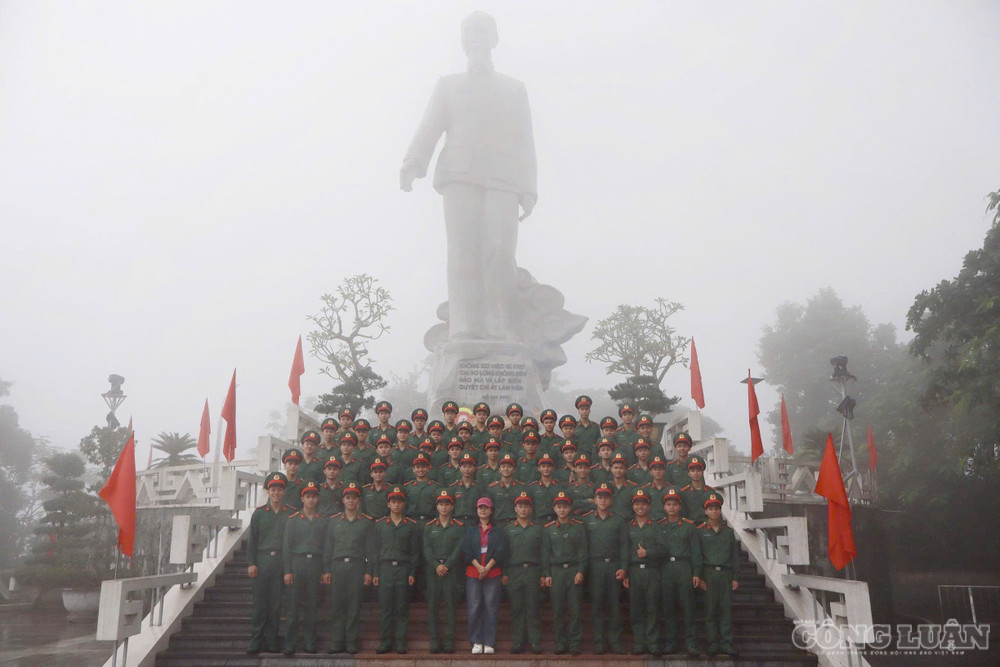 Đoàn khách chụp ảnh tại Tượng đài Chủ tịch Hồ Chí Minh, điểm dừng cuối của hành trình clo_br_word-zh1oft.jpg