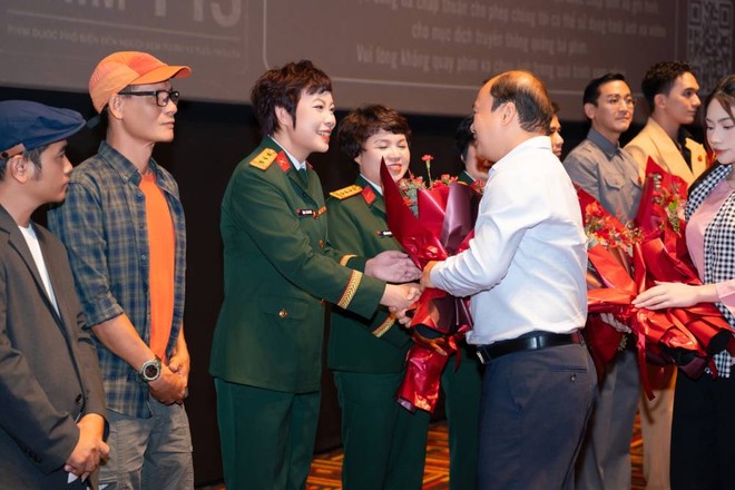 Ông Lê Hải Bình - Uỷ viên dự khuyết Ban Chấp hành Trung ương Đảng, Thứ trưởng thường trực Bộ Văn hoá, Thể thao & Du lịch tặng hoa chúc mừng đoàn phim "Mưa đỏ"