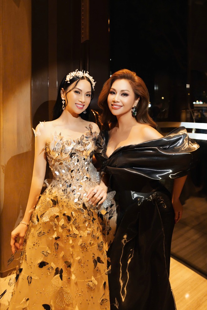 Hà Phương như một nàng công chúa bên em gái mình