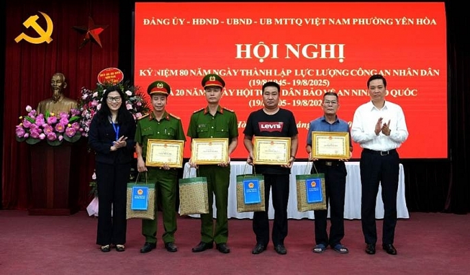 Lãnh đạo Đảng ủy, HĐND, UBND phường Yên Hòa đã khen thưởng "nóng" cho hai công dân và cán bộ chiến sĩ Công an phường có thành tích trong công tác đấu tranh, trấn áp tội phạm