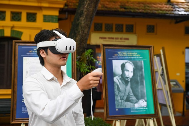 Trải nghiệm công nghệ thực tế tăng cường AR gắn với khung cảnh thực đầu tiên tại Khu Di tích.