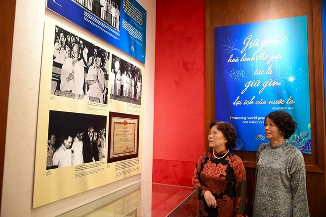 Người xem tham quan trưng bày.