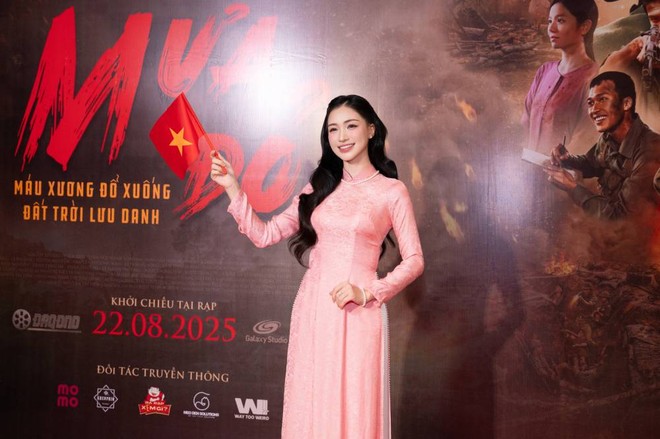 Ca sĩ Hoà Minzy - người thể hiện ca khúc nhạc phim "Mưa đỏ". Cô cũng tham gia một vai khách mời trong phim