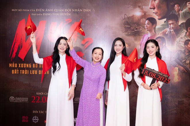 NSND Chiều Xuân cùng top 3 Hoa hậu Việt Nam