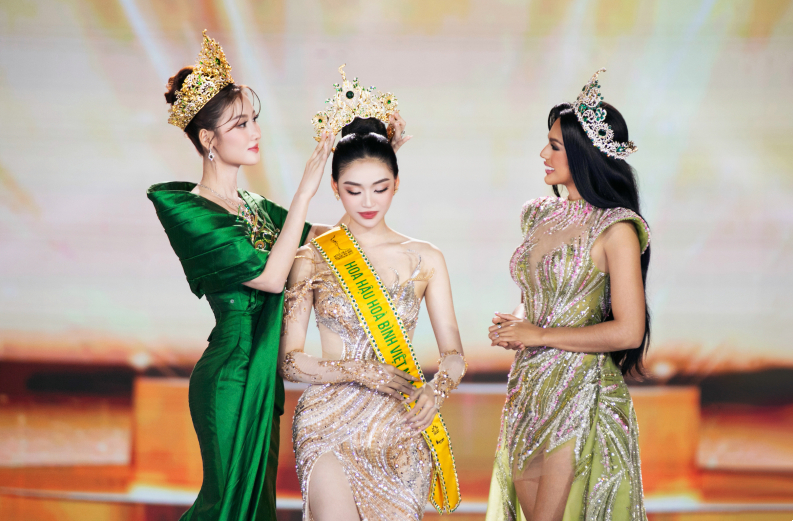 Hoa hậu Quế Anh trao vương miện cho tân hoa hậu Yến Nhi