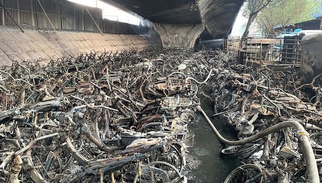 Khoảng 500 chiếc xe máy dưới gầm cầu Vĩnh Tuy bốc cháy gây lo ngại về chất lượng công trình Khoảng 500 chiếc xe máy dưới gầm cầu Vĩnh Tuy bốc cháy gây lo ngại về chất lượng công trình