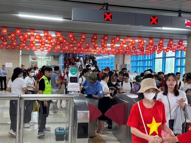 Hai tuyến tàu điện trên cao sẽ hoạt động xuyên đêm để phục vụ nhân dân đi xem các hoạt động A80