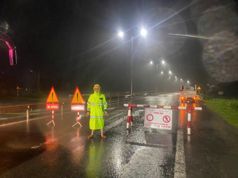 Quốc lộ 1 qua TP Huế thường xuyên bị ngập diện rộng mỗi khi có mưa bão lớn Quốc lộ 1 qua TP Huế thường xuyên bị ngập diện rộng mỗi khi có mưa bão lớn