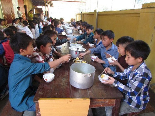 Bữa ăn bán trú của học sinh miền núi (Ảnh minh họa)
