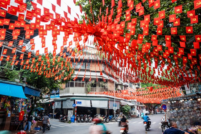 Tinh thần yêu nước, niềm tự hào và khí thế hào hùng của dân tộc đang lan tỏa trên từng con phố, góc ngõ, tạo nên không khí thiêng liêng trong những ngày lễ lớn Tinh thần yêu nước, niềm tự hào và khí thế hào hùng của dân tộc đang lan tỏa trên từng con phố, góc ngõ, tạo nên không khí thiêng liêng trong những ngày lễ lớn