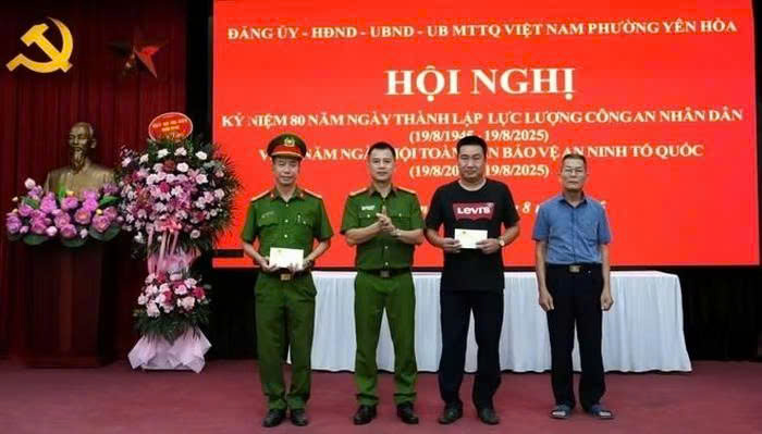 Công an phường Yên Hòa thưởng "nóng" cho các tập thể và cá nhân có thành tích xuất sắc, qua đó ghi nhận những đóng góp không nhỏ của công dân, góp phần giữ vững ANTT địa bàn